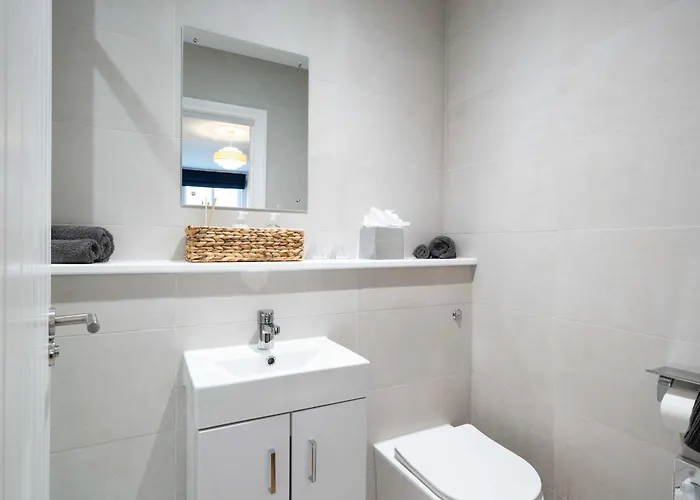 Spacious Modern 2-bed Parking & Wi-fi & 65