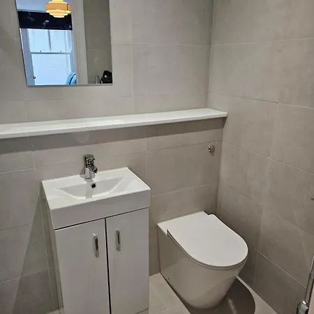 Spacious Modern 2-bed Parking & Wi-fi & 65