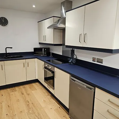 Spacious Modern 2-bed Parking & Wi-fi & 65