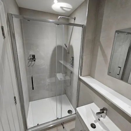 公寓 Spacious Modern 2-bed Parking & Wi-fi & 65