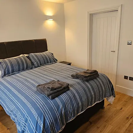 Spacious Modern 2-bed Parking & Wi-fi & 65