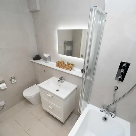 Spacious Modern 2-bed Parking & Wi-fi & 65