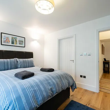 Spacious Modern 2-bed Parking & Wi-fi & 65