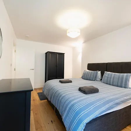 Spacious Modern 2-bed Parking & Wi-fi & 65