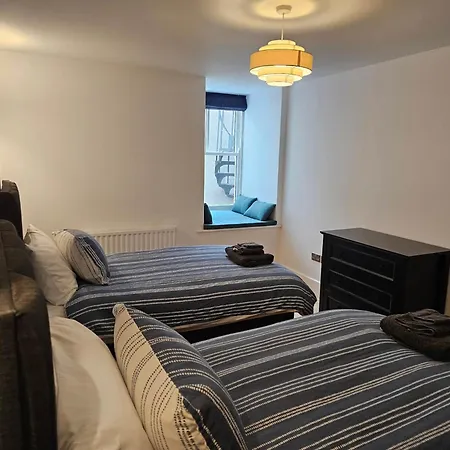 Spacious Modern 2-bed Parking & Wi-fi & 65