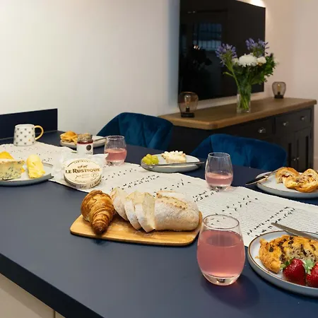 Spacious Modern 2-bed Parking & Wi-fi & 65