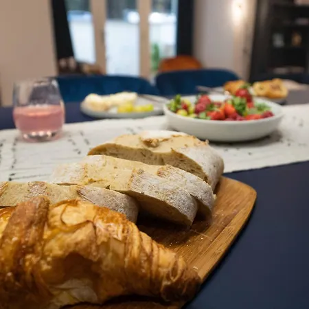 Spacious Modern 2-bed Parking & Wi-fi & 65