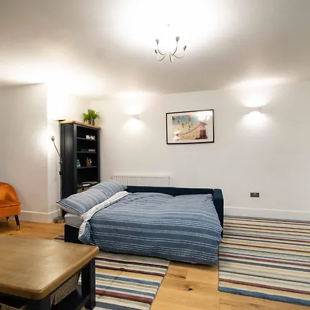 Spacious Modern 2-bed Parking & Wi-fi & 65