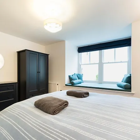 Spacious Modern 2-bed Parking & Wi-fi & 65