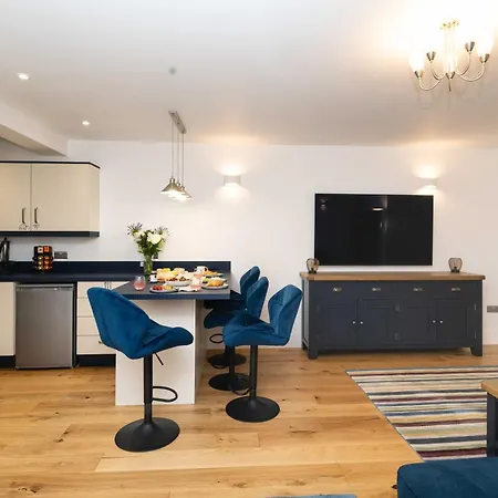 Spacious Modern 2-bed Parking & Wi-fi & 65