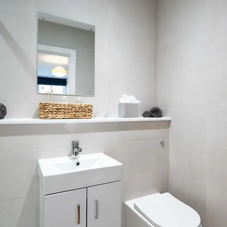 Spacious Modern 2-bed Parking & Wi-fi & 65