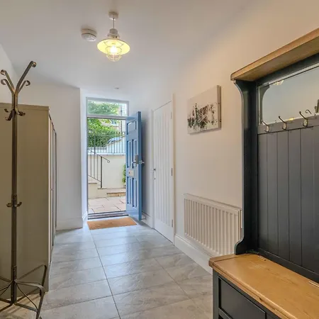 Spacious Modern 2-bed Parking & Wi-fi & 65