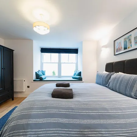 Spacious Modern 2-bed Parking & Wi-fi & 65