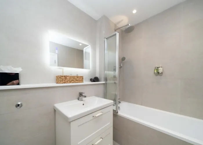 Spacious Modern 2-bed Parking & Wi-fi & 65