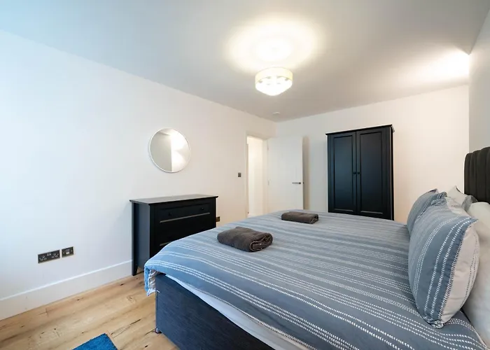 Appartement Spacious Modern 2-bed Parking & Wi-fi & 65