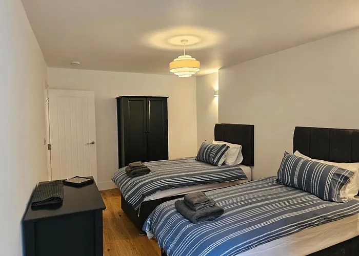Spacious Modern 2-bed Parking & Wi-fi & 65