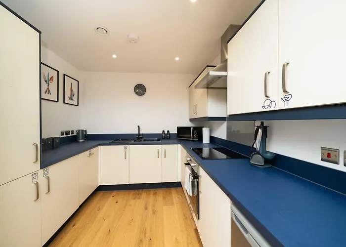 Spacious Modern 2-bed Parking & Wi-fi & 65