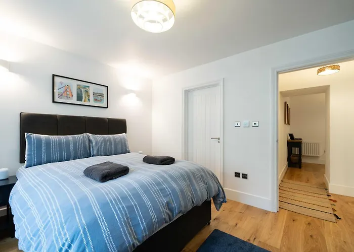 Spacious Modern 2-bed Parking & Wi-fi & 65