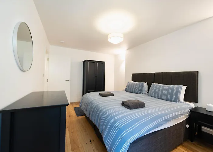 Spacious Modern 2-bed Parking & Wi-fi & 65