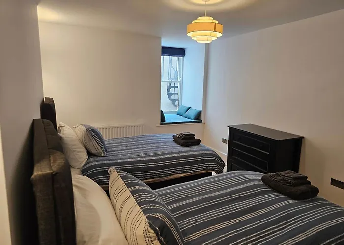 Spacious Modern 2-bed Parking & Wi-fi & 65