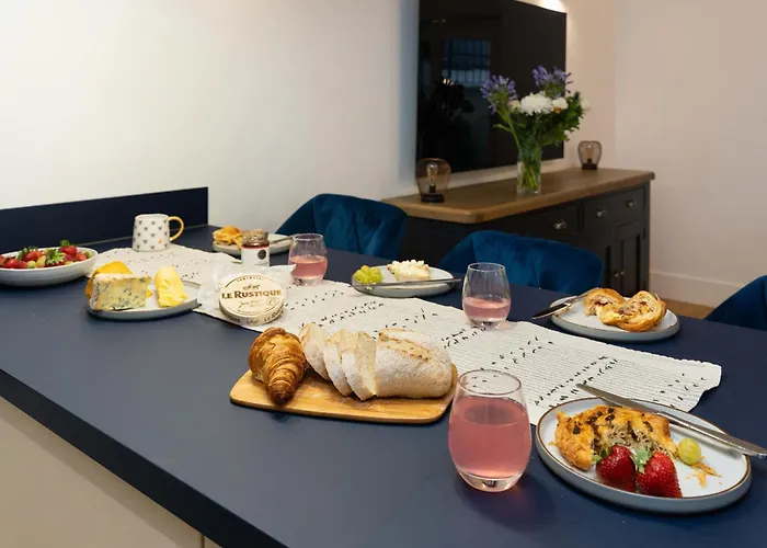 Spacious Modern 2-bed Parking & Wi-fi & 65