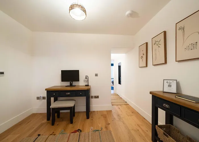 Spacious Modern 2-bed Parking & Wi-fi & 65
