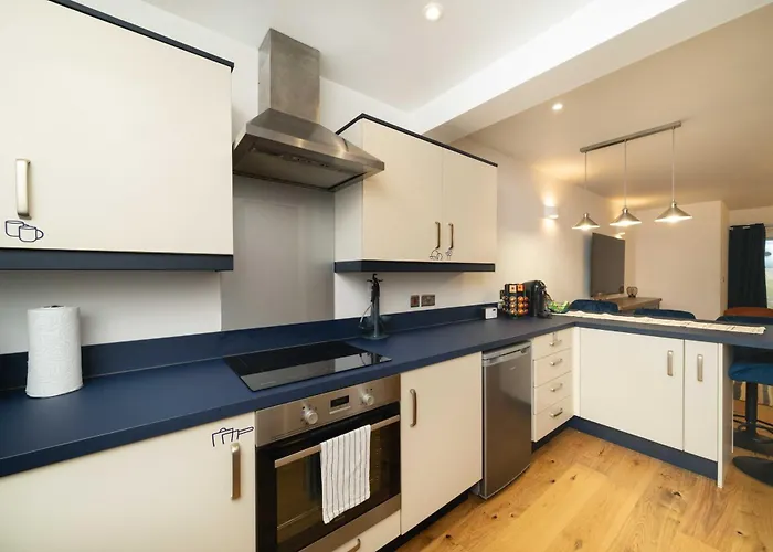 Spacious Modern 2-bed Parking & Wi-fi & 65