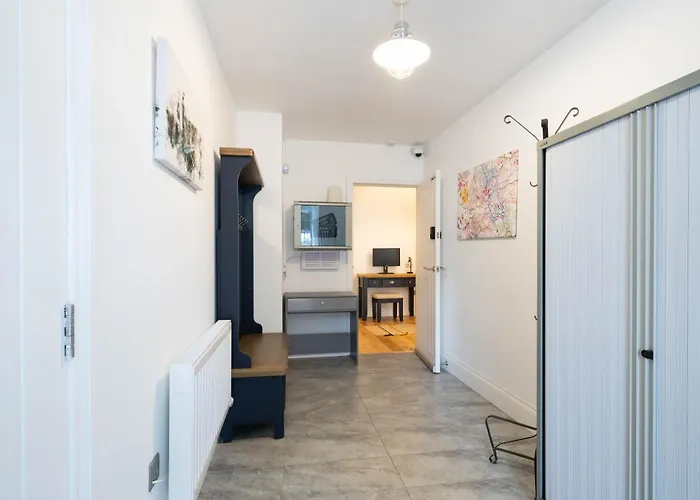 Spacious Modern 2-bed Parking & Wi-fi & 65