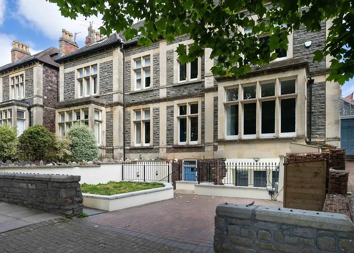 Spacious Modern 2-bed Parking & Wi-fi & 65