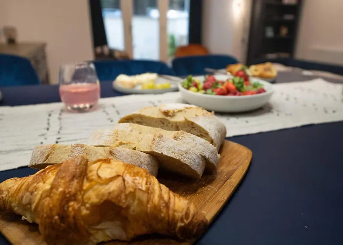 Spacious Modern 2-bed Parking & Wi-fi & 65