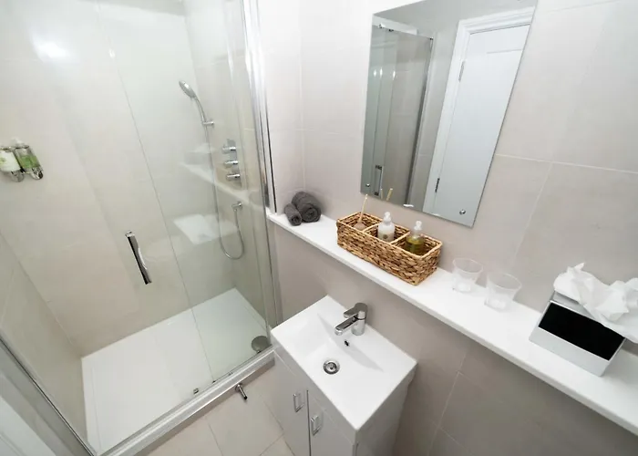 Διαμέρισμα Spacious Modern 2-bed Parking & Wi-fi & 65