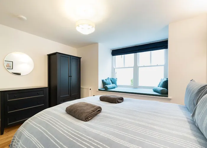 Spacious Modern 2-bed Parking & Wi-fi & 65