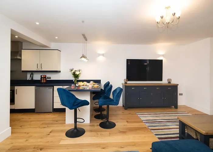 Spacious Modern 2-bed Parking & Wi-fi & 65