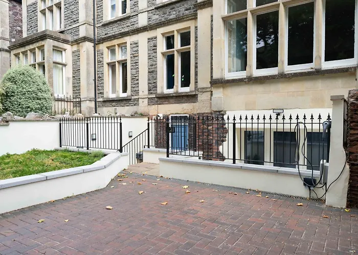 Spacious Modern 2-bed Parking & Wi-fi & 65