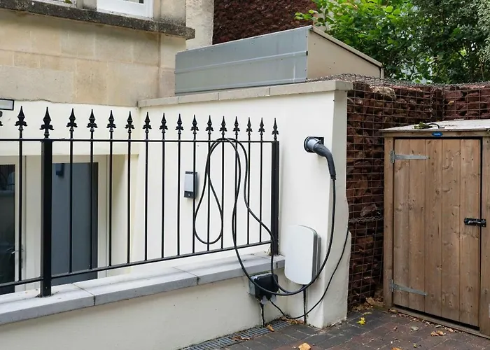 Spacious Modern 2-bed Parking & Wi-fi & 65