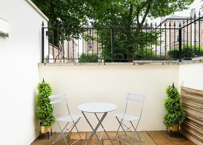 Spacious Modern 2-bed Parking & Wi-fi & 65