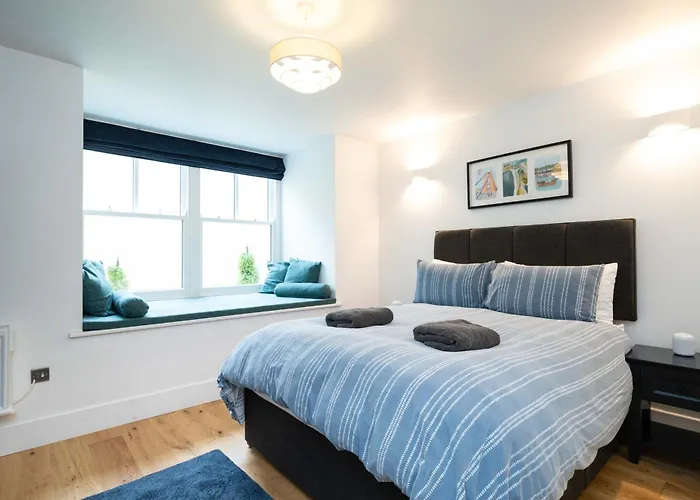 Spacious Modern 2-bed Parking & Wi-fi & 65
