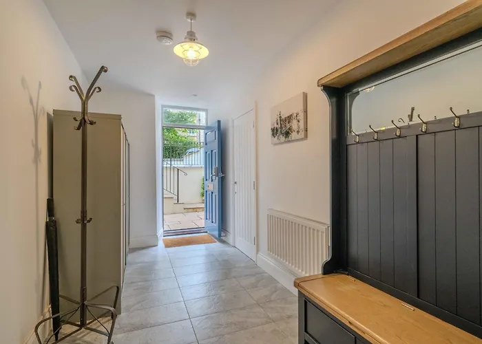 Spacious Modern 2-bed Parking & Wi-fi & 65