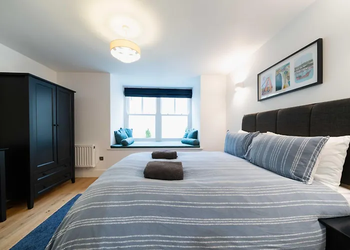 Spacious Modern 2-bed Parking & Wi-fi & 65